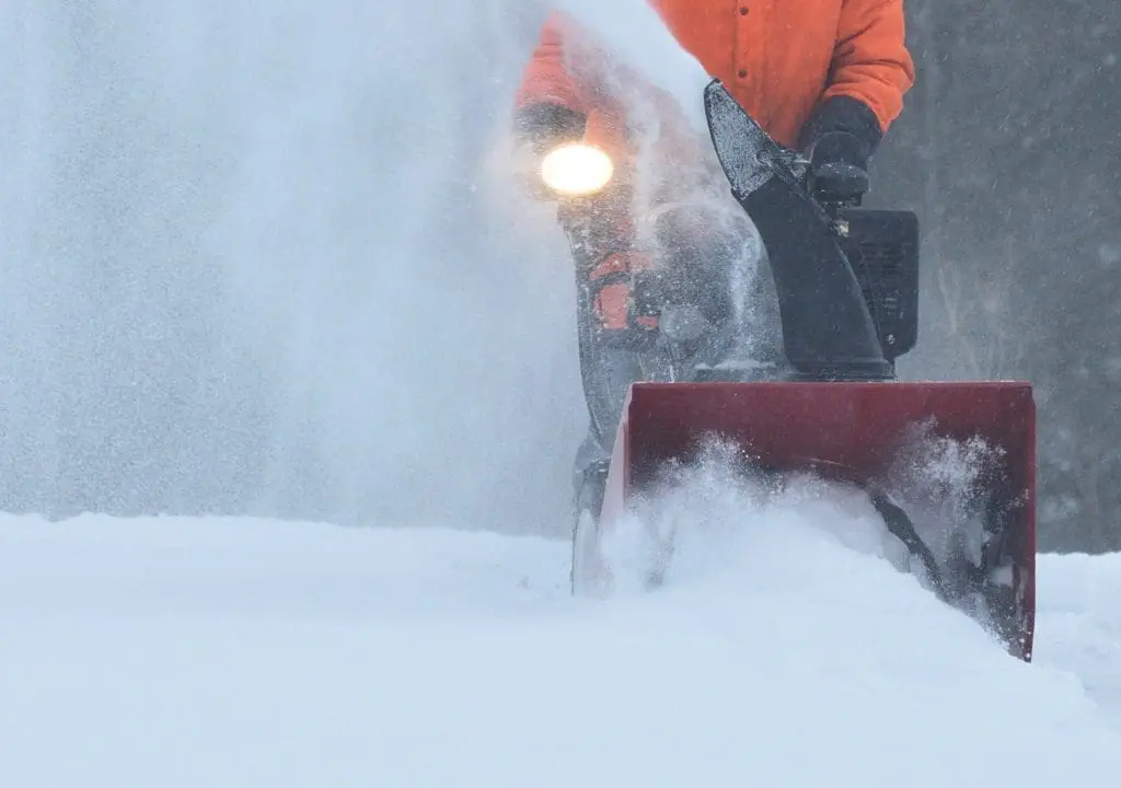 Differences Between Snow Throwers vs Snow Blowers