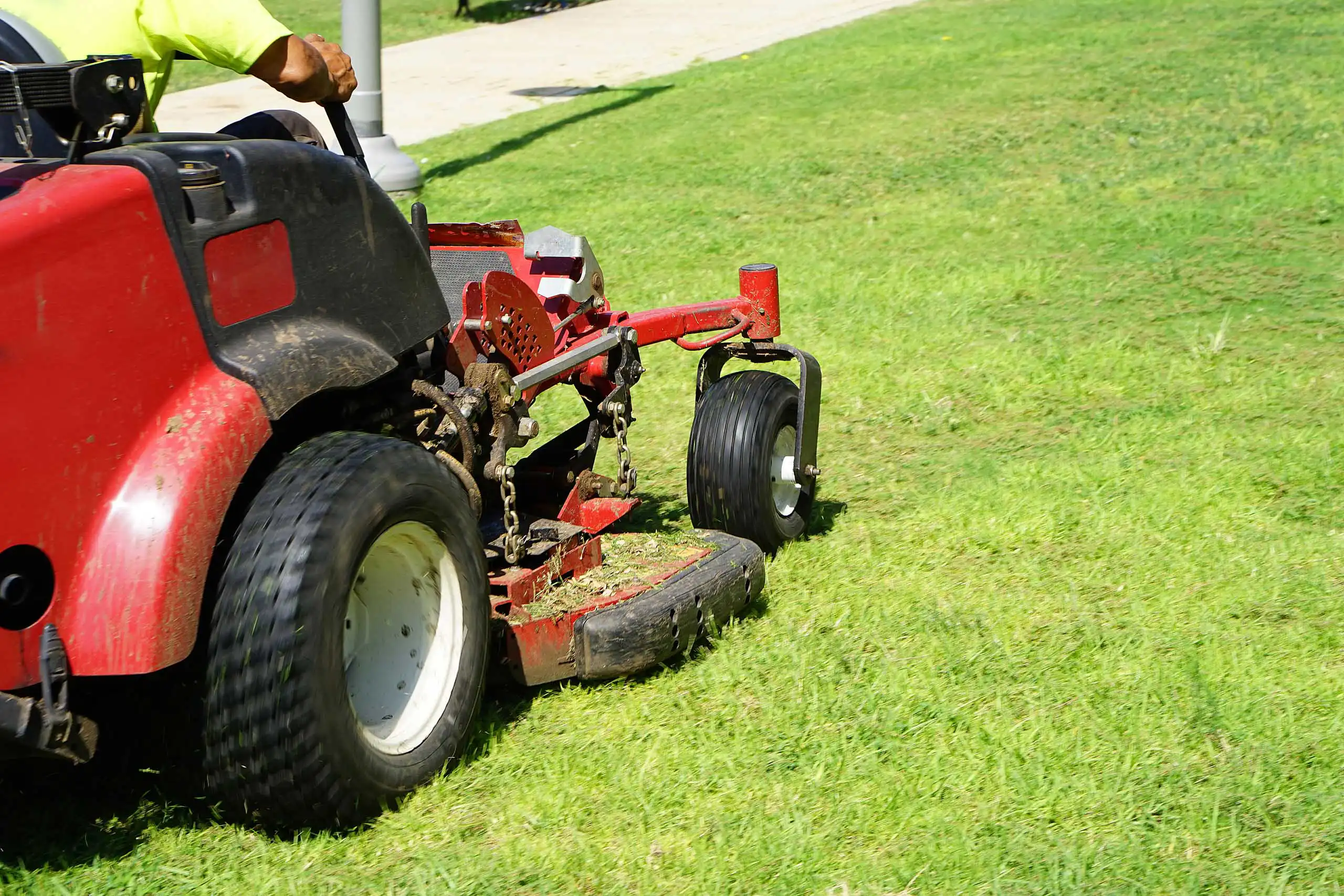 Chicago, IL Commercial Lawn Mowing Services